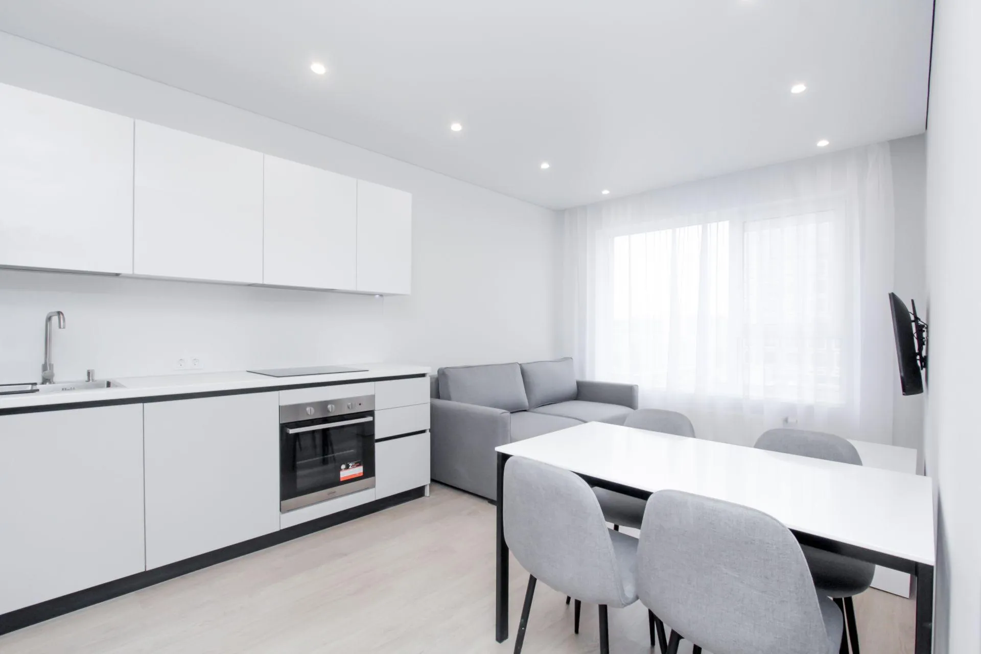 Привлекает